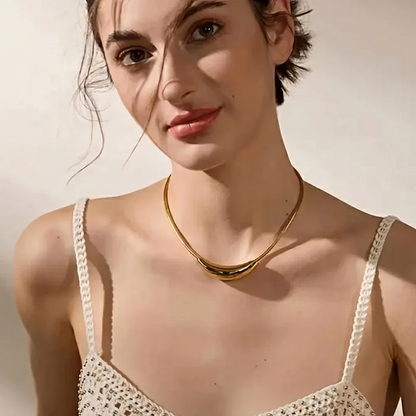 luna curve necklace