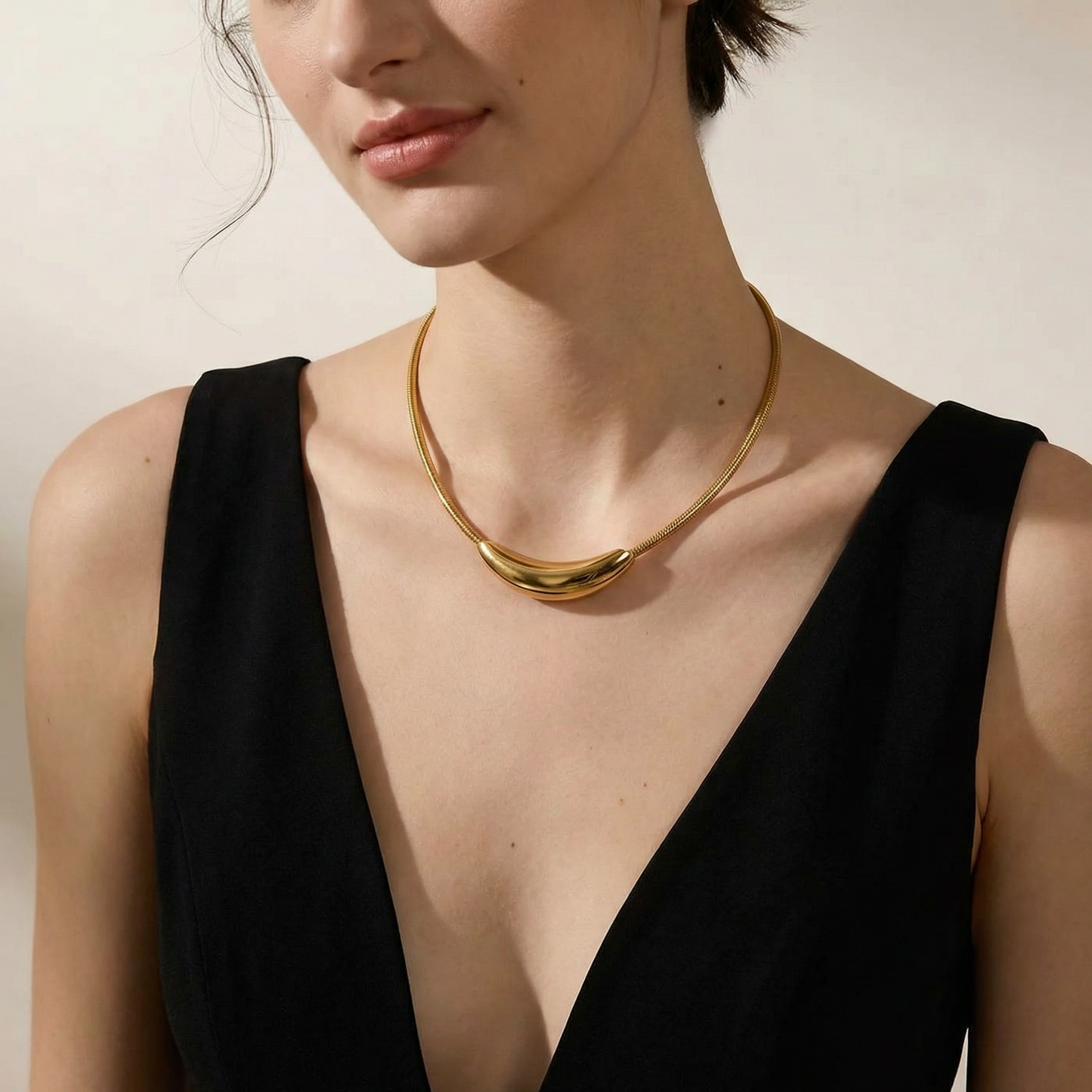 luna curve necklace