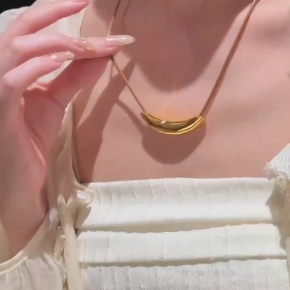 luna curve necklace